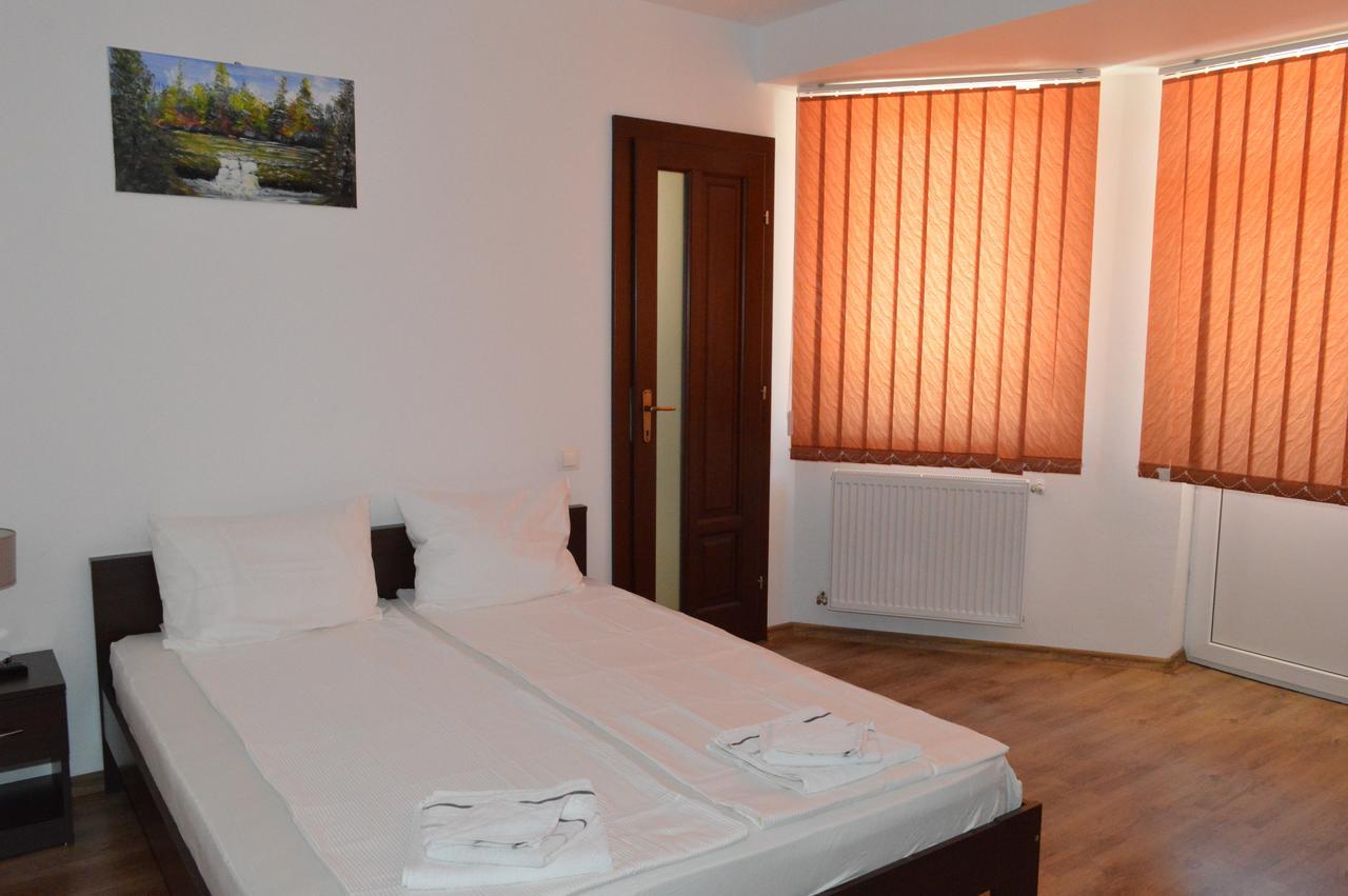 Casa Flora Hotel Sînmartin Екстериор снимка